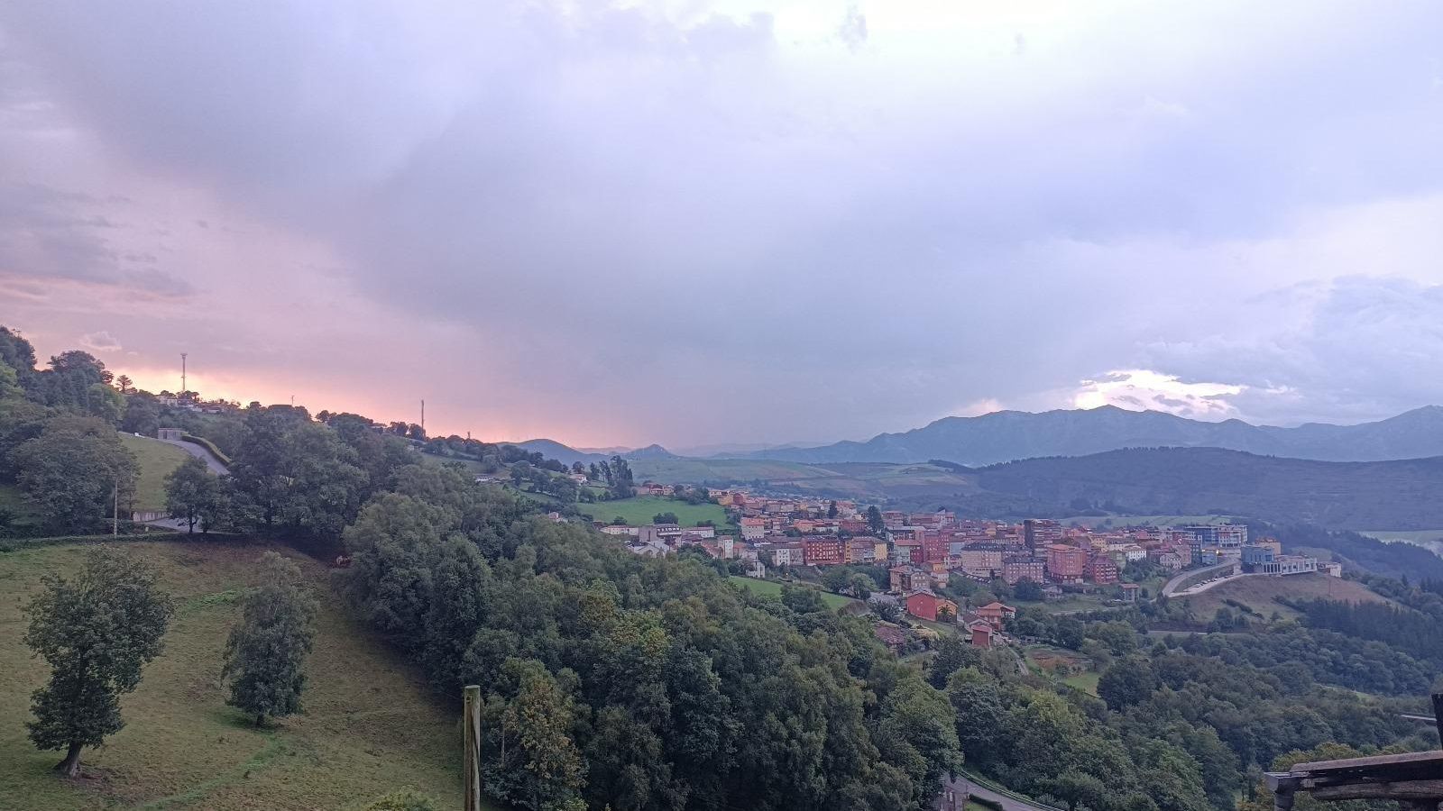 Tineo visto desde el Camino durante el amanecer.