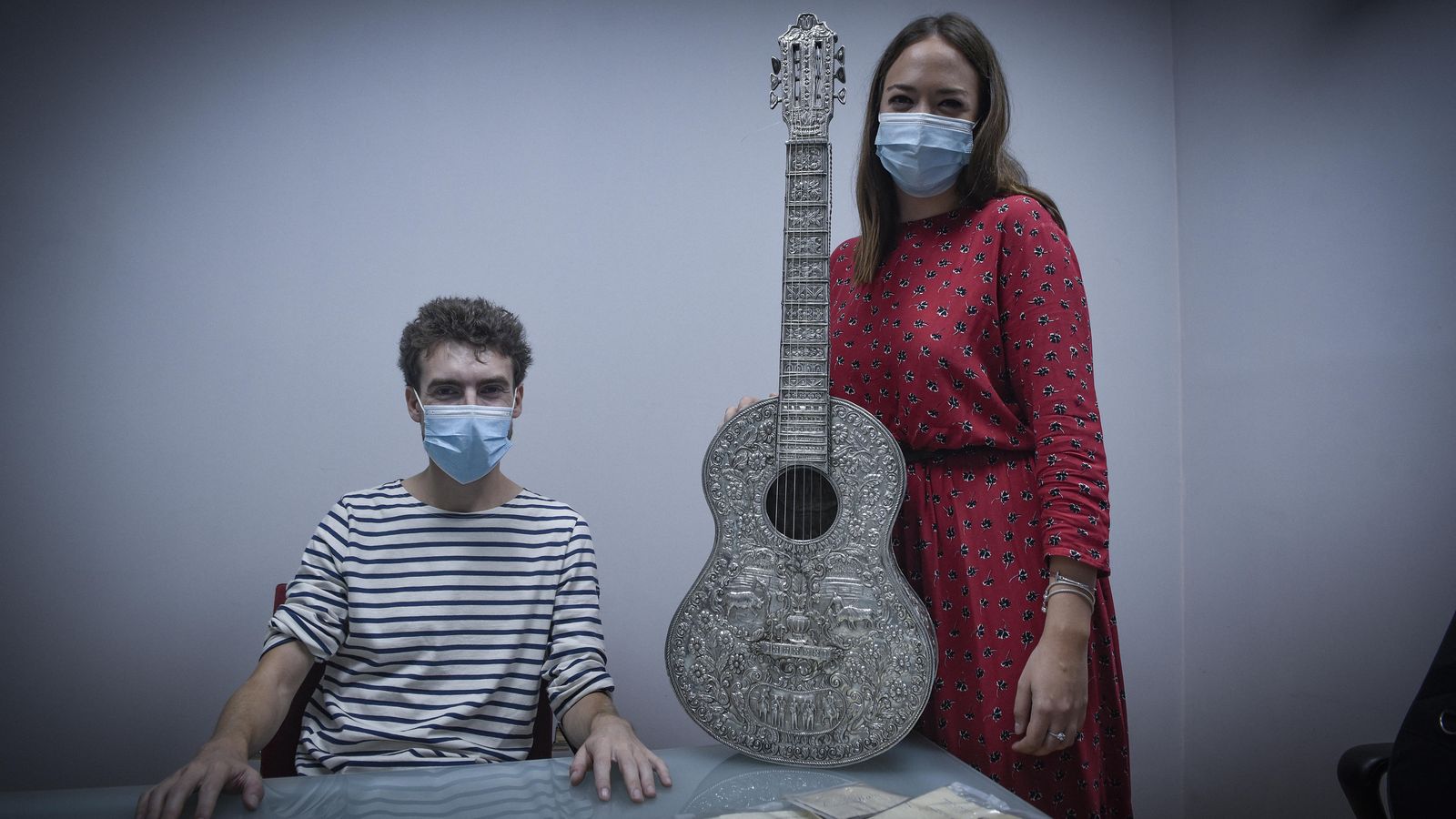Jacobo Linde y Verónica Pérez muestran la guitarra de plata de Cayetano González.