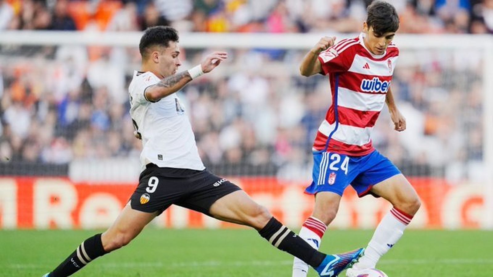 Un ataque del Granada en el partido de Mestalla