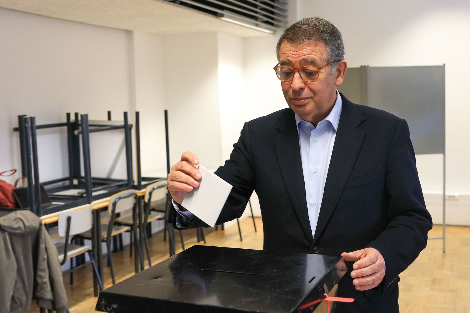 El socialista Antonio José Seguro deposita su voto este domingo en Caldas da Rainha.