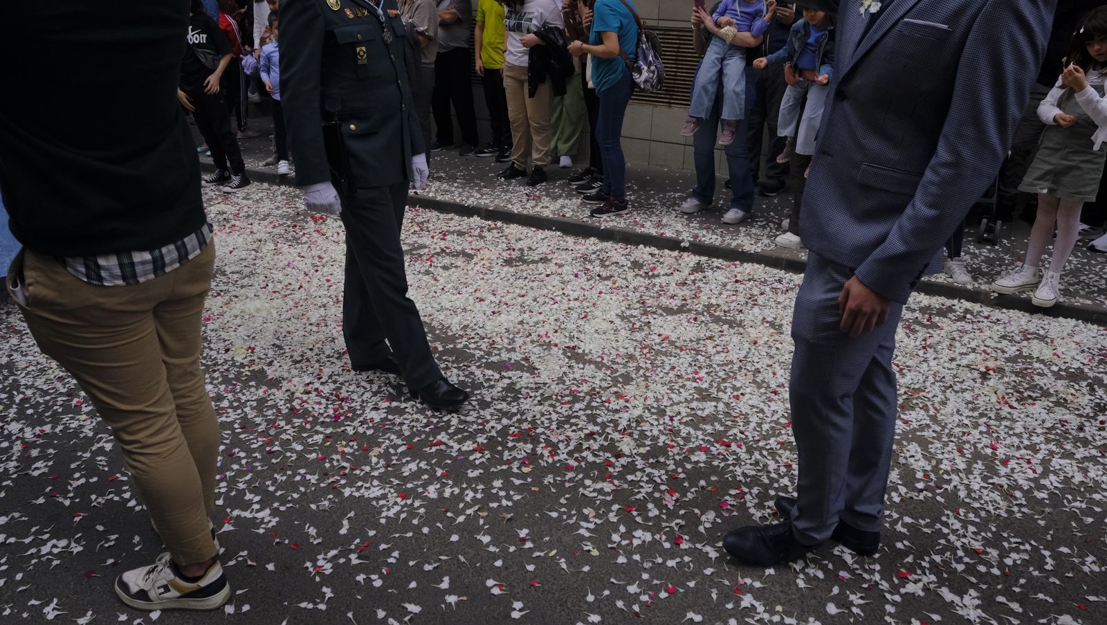 La Procesión de Los Ángeles de sobrepuso a la lluvia, en imágenes