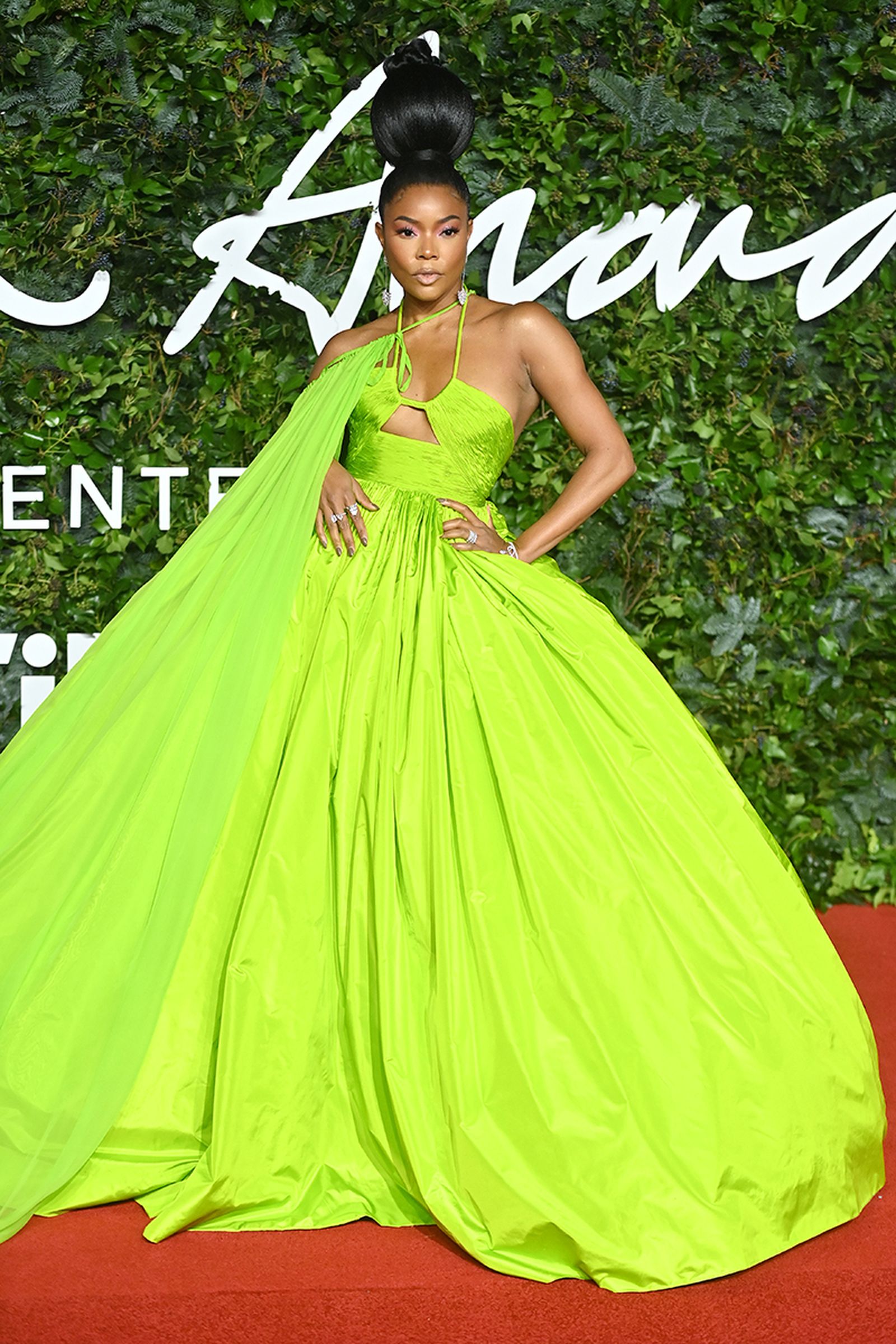 Gabrielle Union acaparó todas las miradas con un Valentino verde fluorescente.