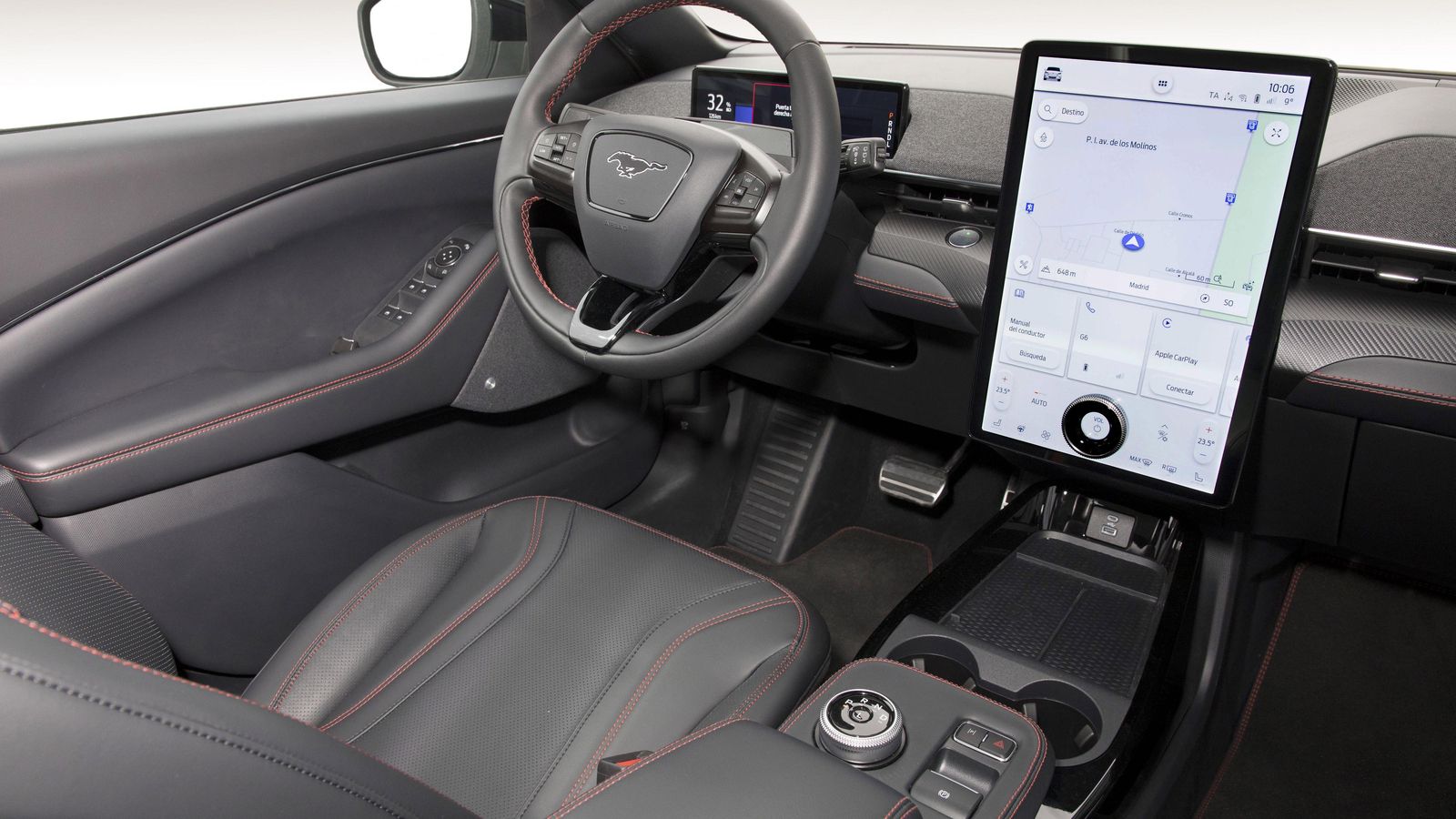 El salpicadero, como tal, es muy minimalista. Incluso, con una instrumentación realmente pequeña. Aquí lo que manda, y por la que pasa todo, es por la pantalla central. Tiene un funcionamiento muy rápido y es fácil navegar a través de ella.