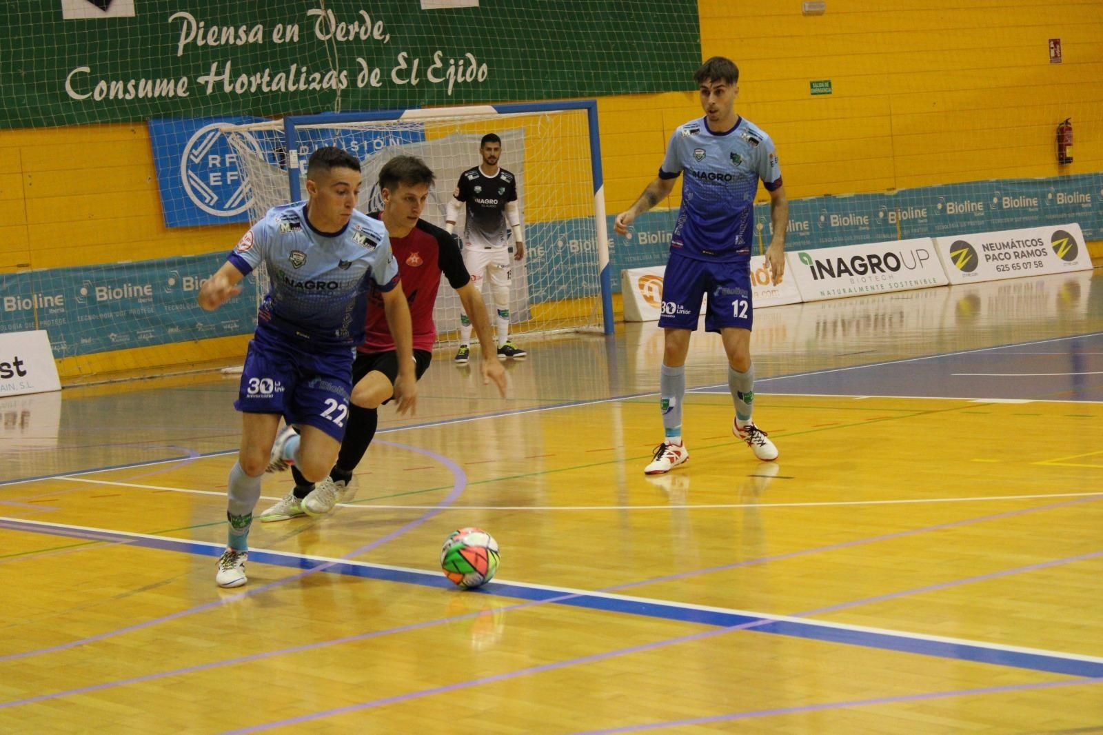 Un jugador del conjunto celeste se marcha de un rival durante un partido de esta temporada.