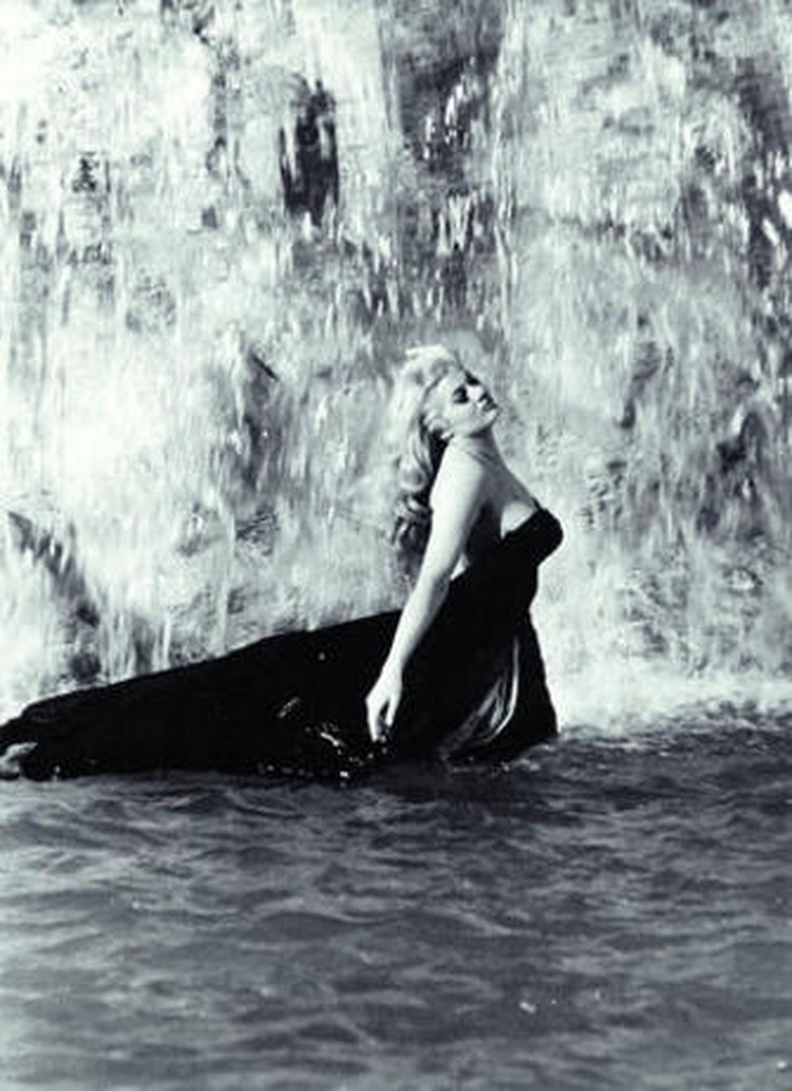 Anita Ekberg, empapada en la Fontana de Trevi, una de las escenas más recordadas de 'La Dolce Vita'.