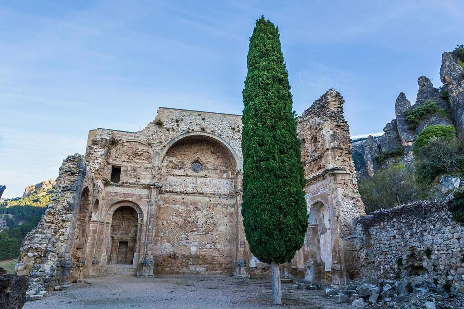 Ruinas de la antigua iglesia de Santo Domingo, dentro del recinto del Castillo de La Iruela, un templo renacentista del siglo XVI integrado en uno de los conjuntos patrimoniales más singulares de la Sierra de Cazorla.
