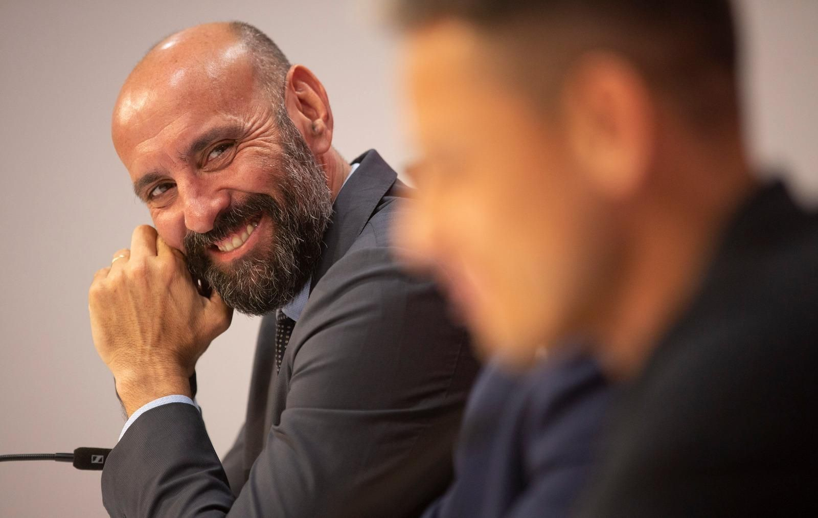 Monchi sonríe durante la presentación de Chicharito Hernández.