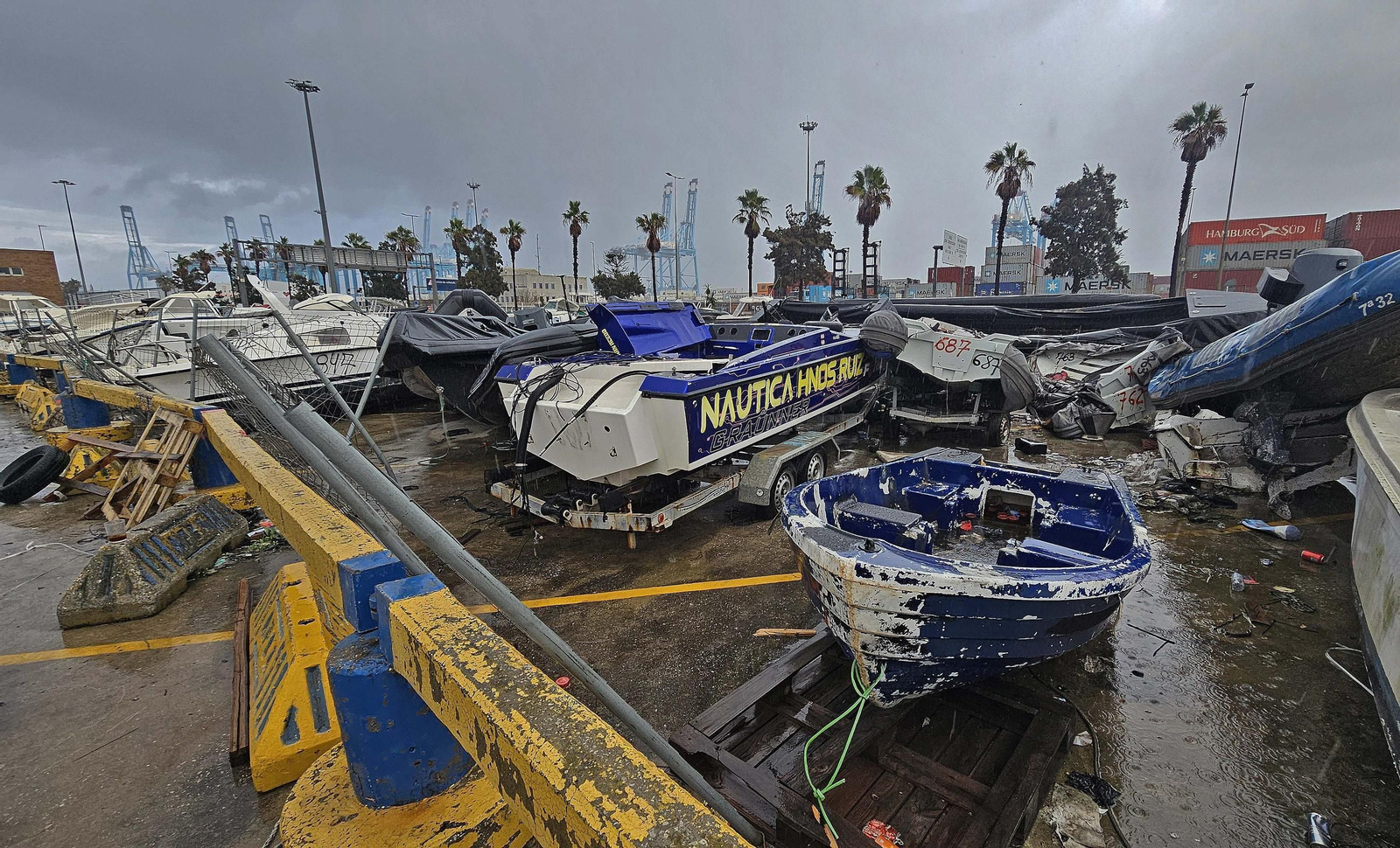 Fotos del hacinamiento de narcoembarcaciones requisadas en el Puerto de Algeciras