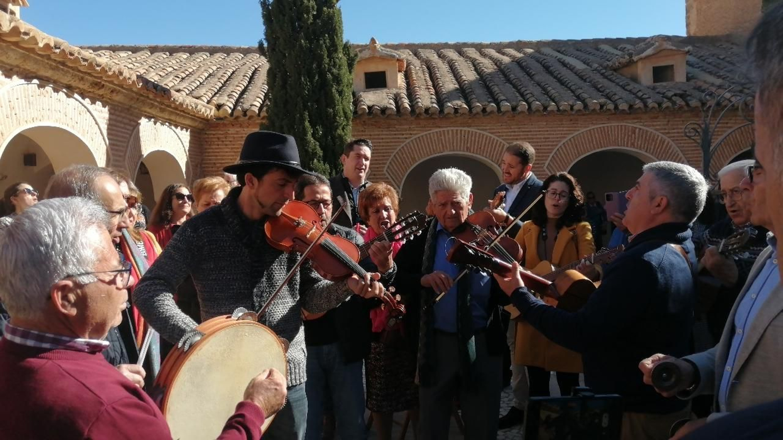 Danzas populares en el Santuario del Saliente de Albox.