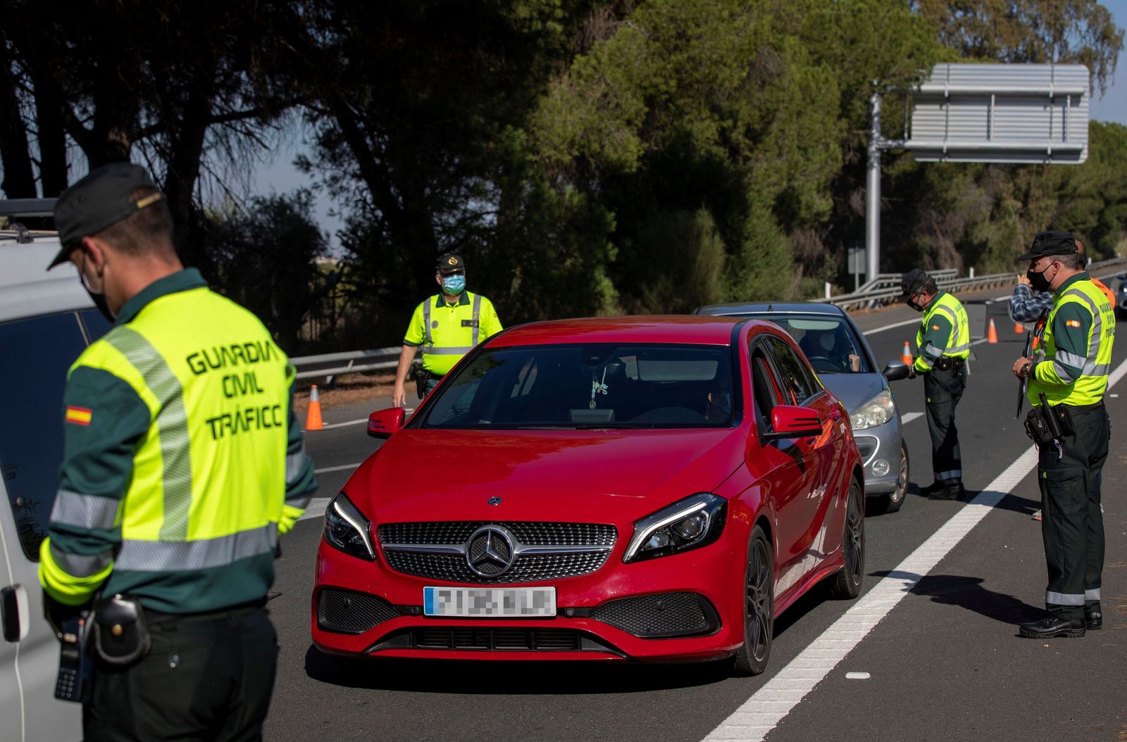 La Guardia Civil de Tráfico en un reciente control en Sevilla.