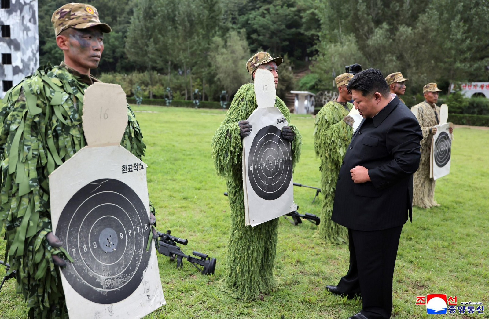 El líder norcoreano, Kim Jong-un, visita una base especial de entrenamiento del Ejército.