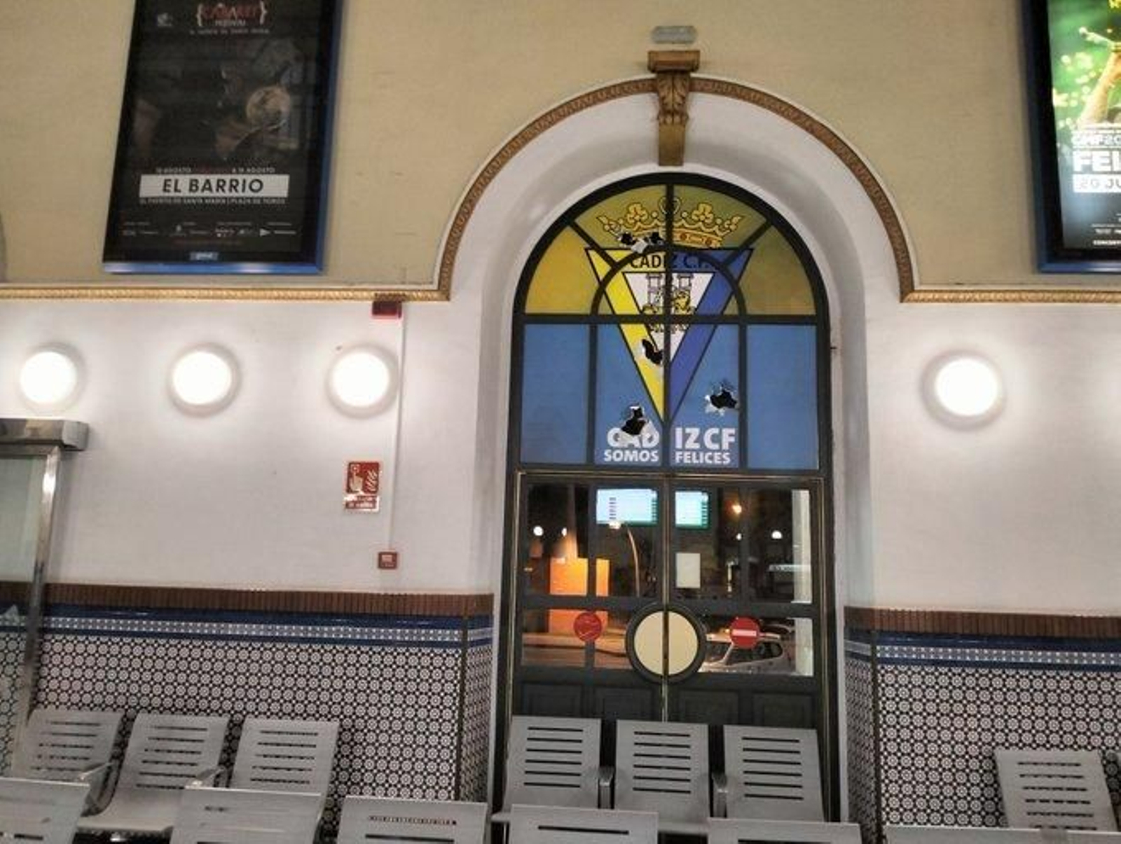 Imagen de los destrozos del escudo del Cádiz CF en la estación de trenes de Jerez