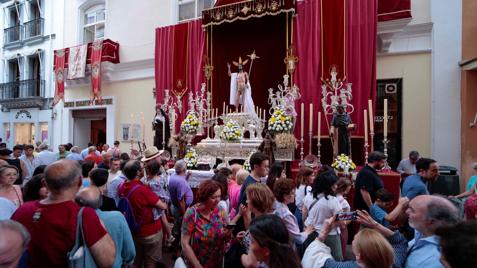 Numeroso público contempla el altar instalado por la Soledad de Huévar en el Mercantil.