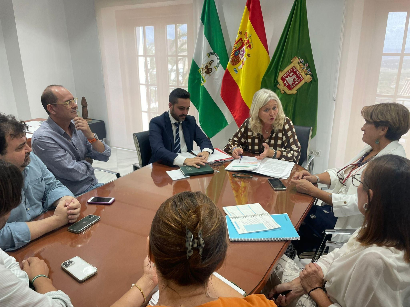 Un momento del encuentro entre la delegada de la Junta y el regidor vejeriego. Un momento del encuentro entre la delegada de la Junta y el regidor vejeriego.