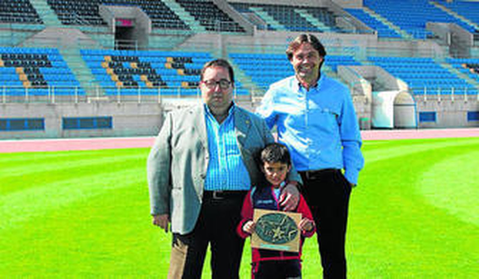 El pequeño Arián, junto al concejal José Juan Rodríguez y al entrenador Carlos Sánchez.