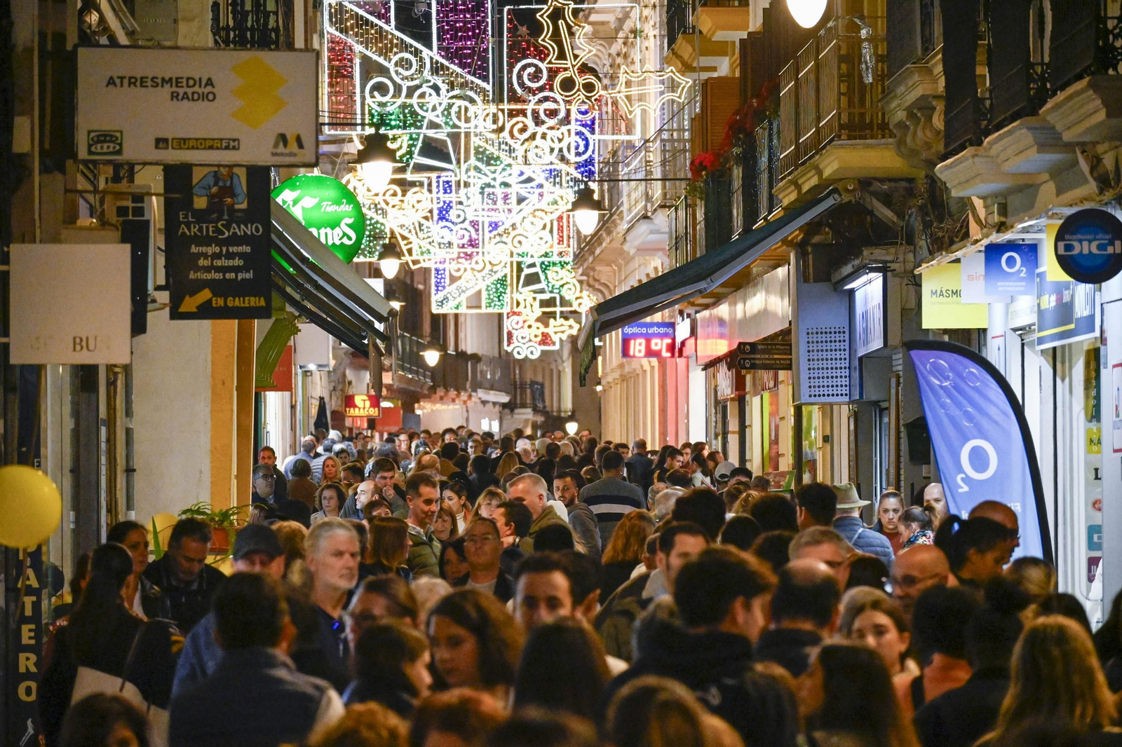 Imágenes de la nevada y alumbrado navideño en Huelva