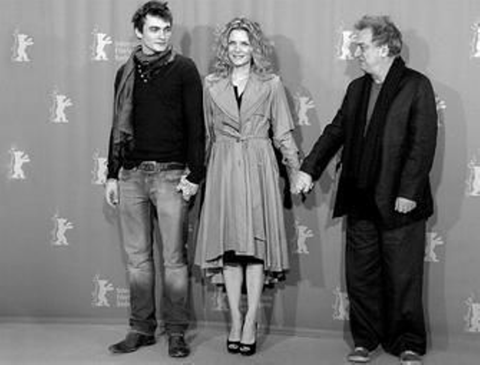 Michelle Pfeiffer, ayer en Berlín, entre el actor Rupert Friend (izquierda) y el director Stephen Frears.