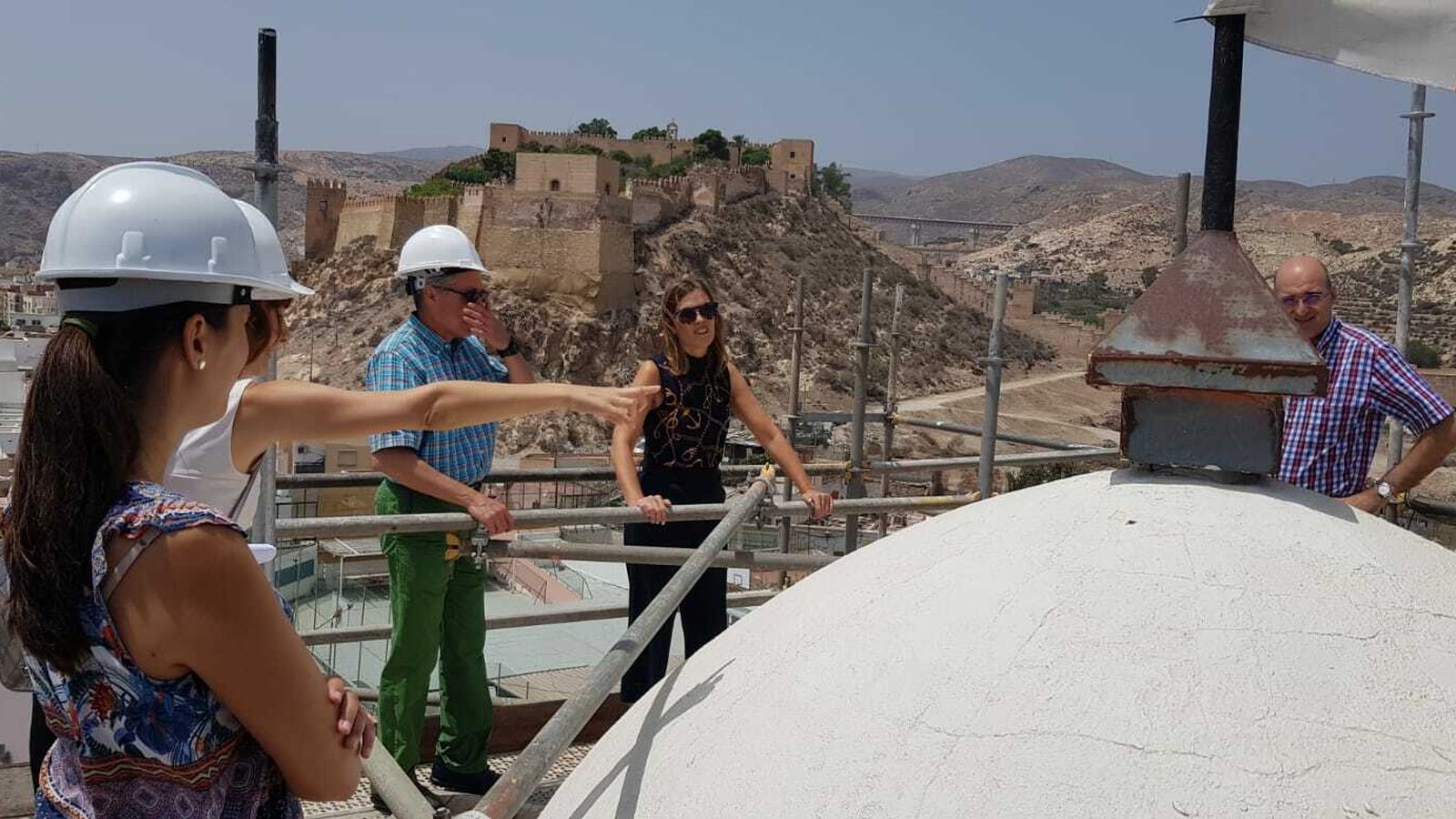 Martínez Labella, junto a los técnicos,  recibe las explicaciones sobre la actuación en el  cupulín