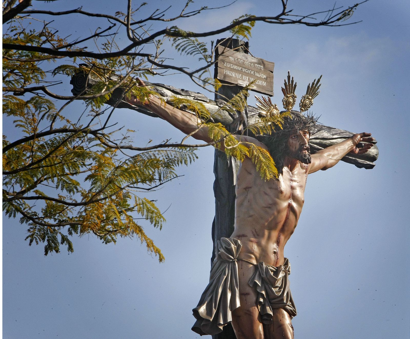 El Cristo de la Sed poco después de salir de la iglesia donde recibe culto en el Sábado de Pasión.