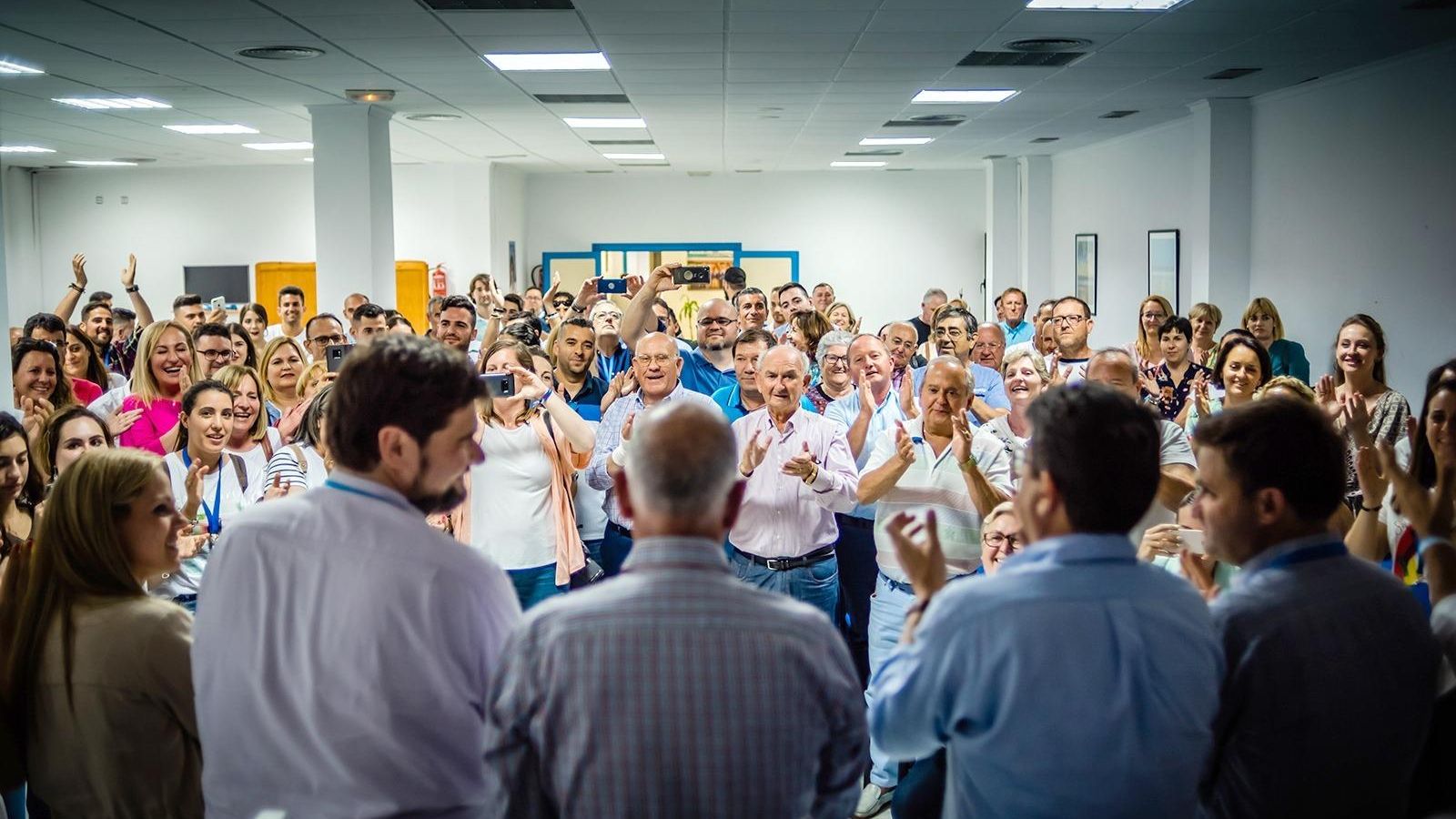Amat y su equipo reciben el cariño de sus afines en la noche electoral. Amat y su equipo reciben el cariño de sus afines en la noche electoral.