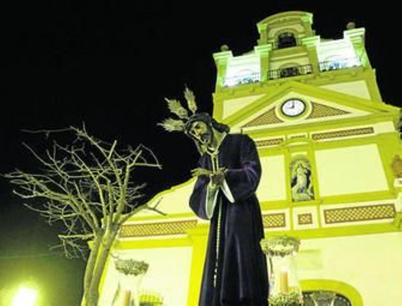 La imagen de Jesús del Gran Poder con el Santuario de la Inmaculada de fondo, en un traslado.