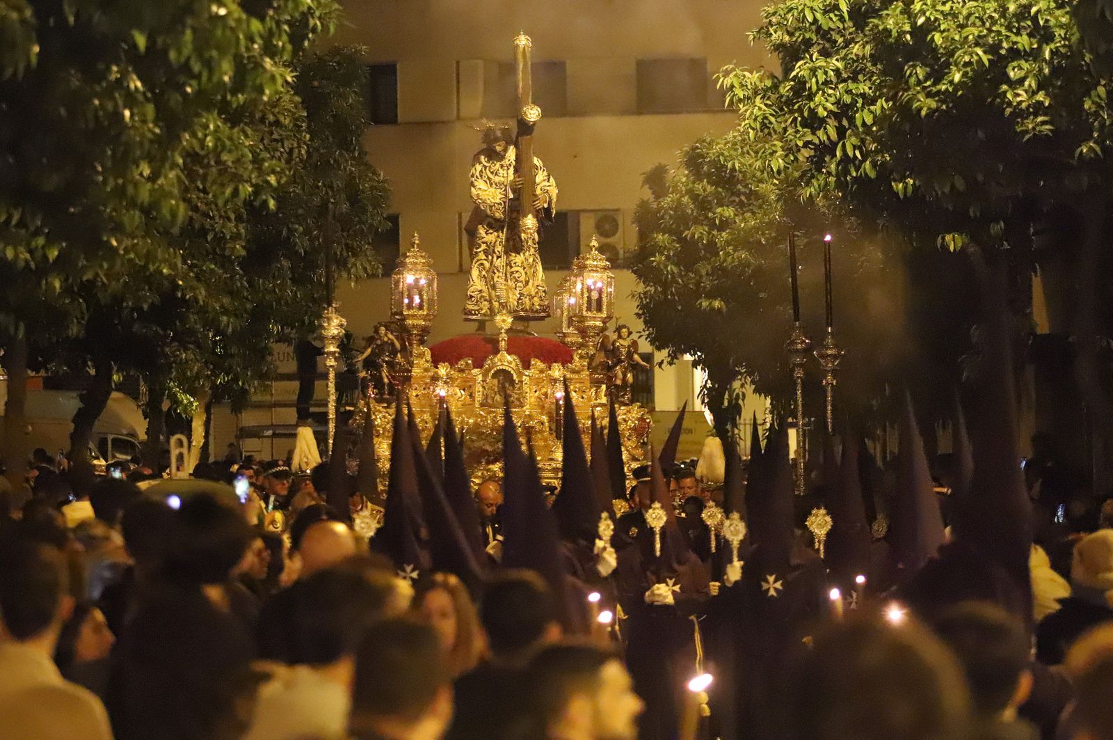 La Hermandad El Nazareno en la madrugá de la Semana Santa de Huelva 2023, en imágenes