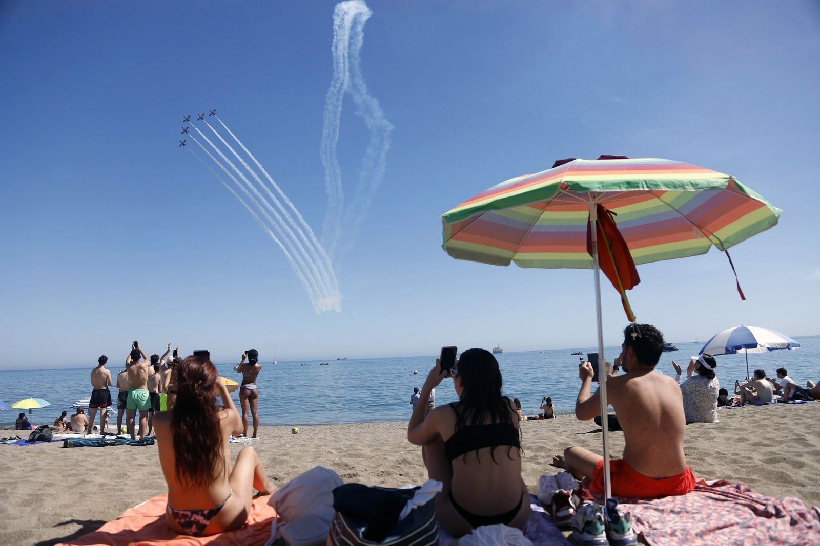La Patrulla Águila del Ejército se exhibe en el cielo de Málaga.