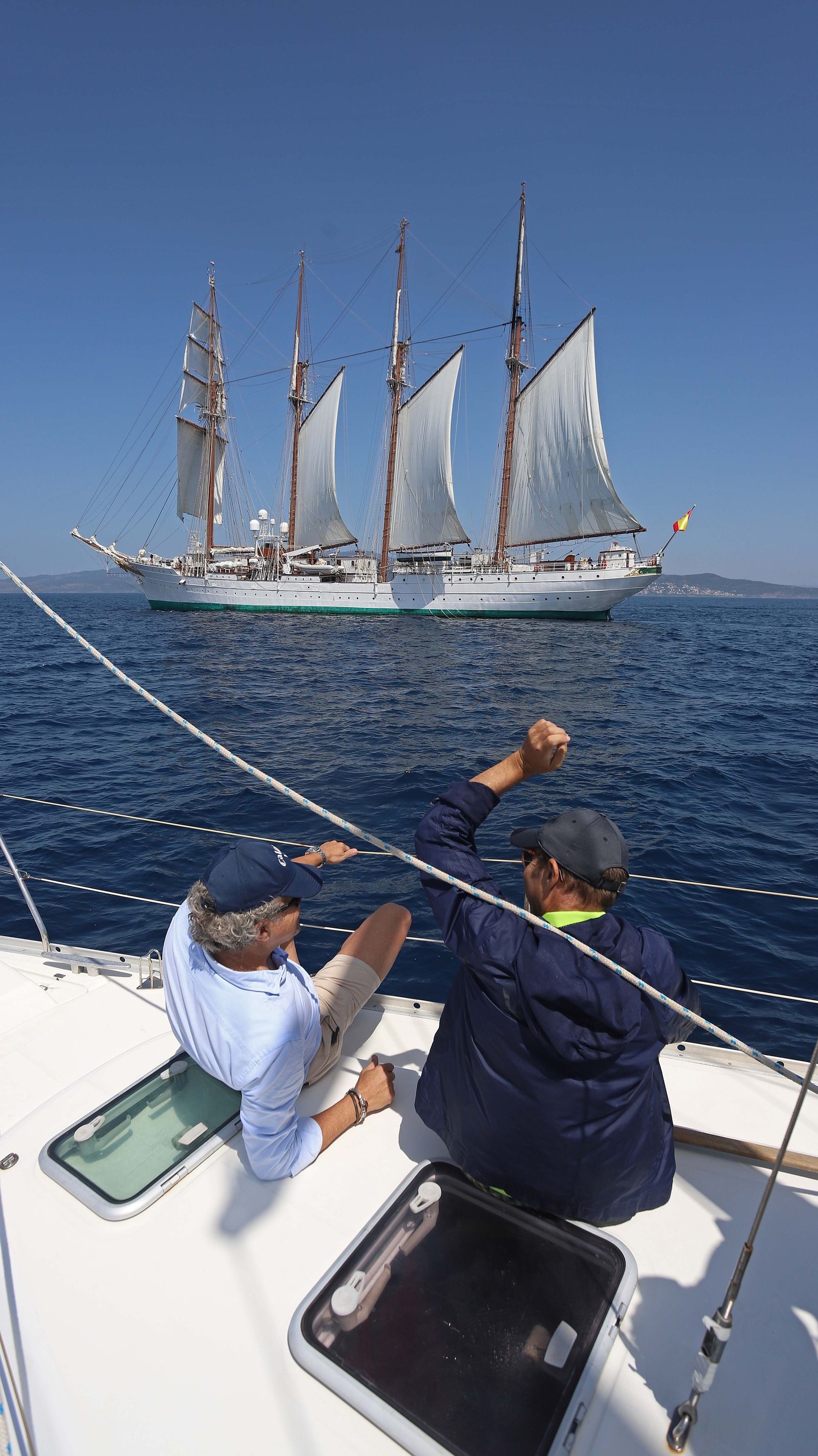 Fotos del 'Juan Sebastián Elcano' navegando por el Estrecho