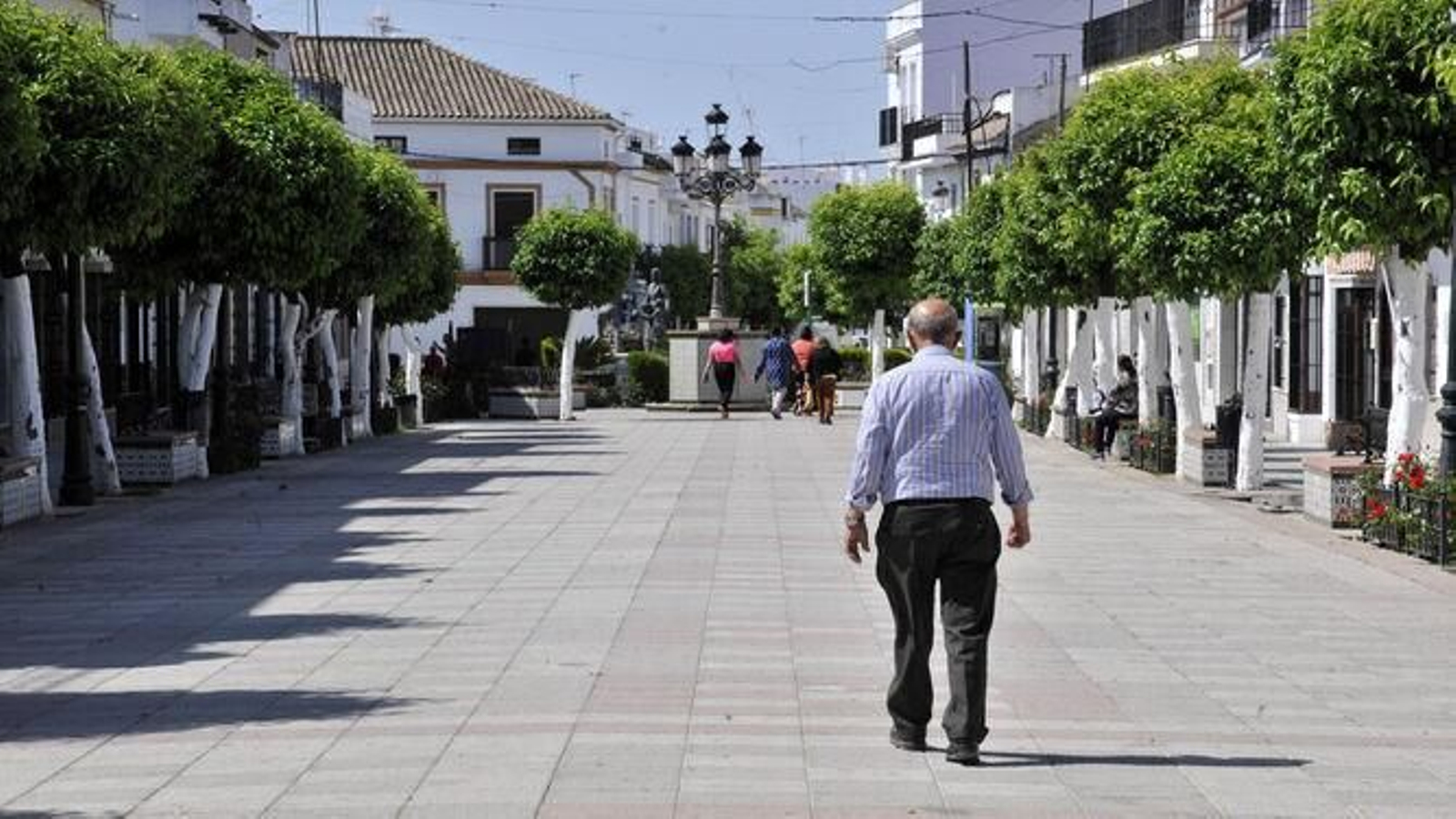 Un ciudadano, paseando por las calles de un pueblo de Cádiz