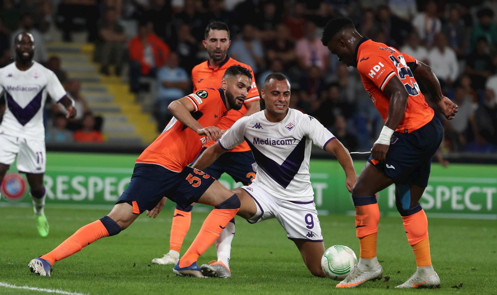 Ahmed Touba, a la izquierda, en un Basaksehir-Fiorentina, de la Conference League, junto a Arthur Cabral (centro) y Youssouf Ndayishimiye (derecha)