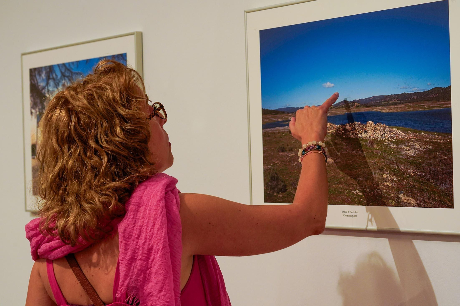 Imágenes de la inauguración de la exposición 'Ermitas de repoblación en la Sierra de Huelva' por La diputada de Cultura, Gracia Baquero, y el autor de la exposición, Jorge Garrido.