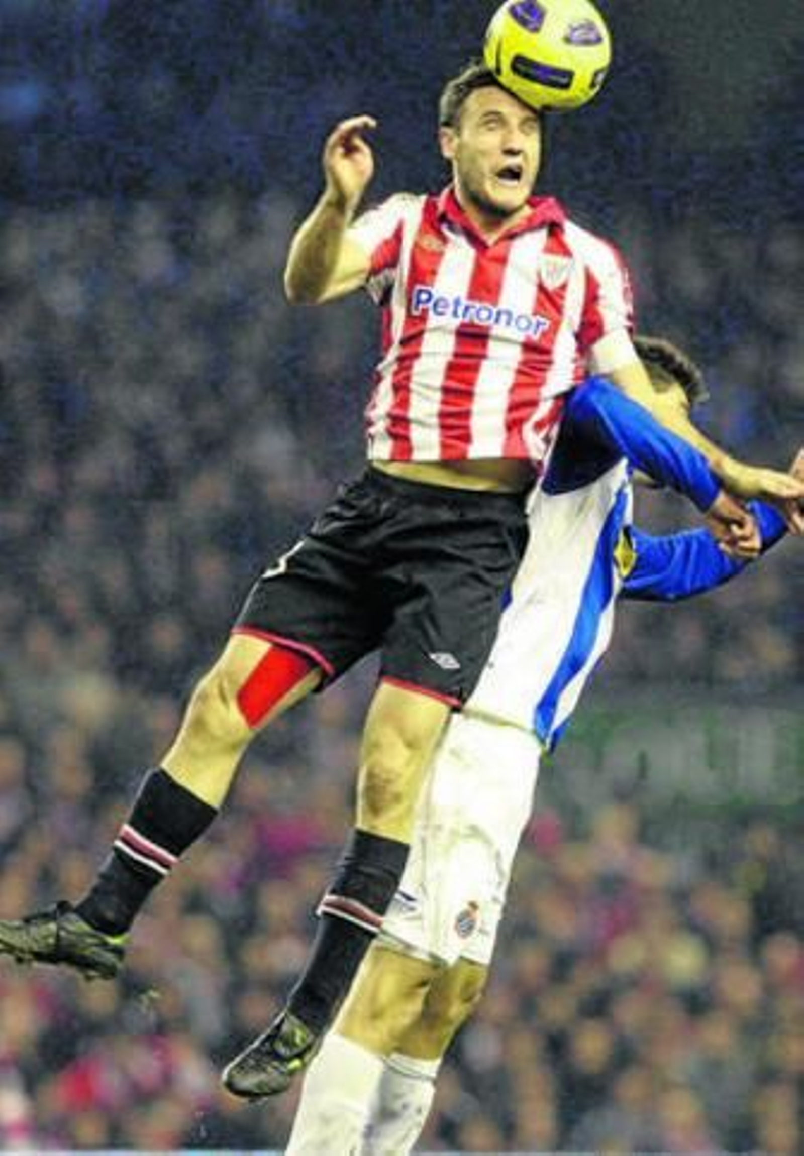 Carlos Gurpegui cabecea en presencia del españolista Didac.