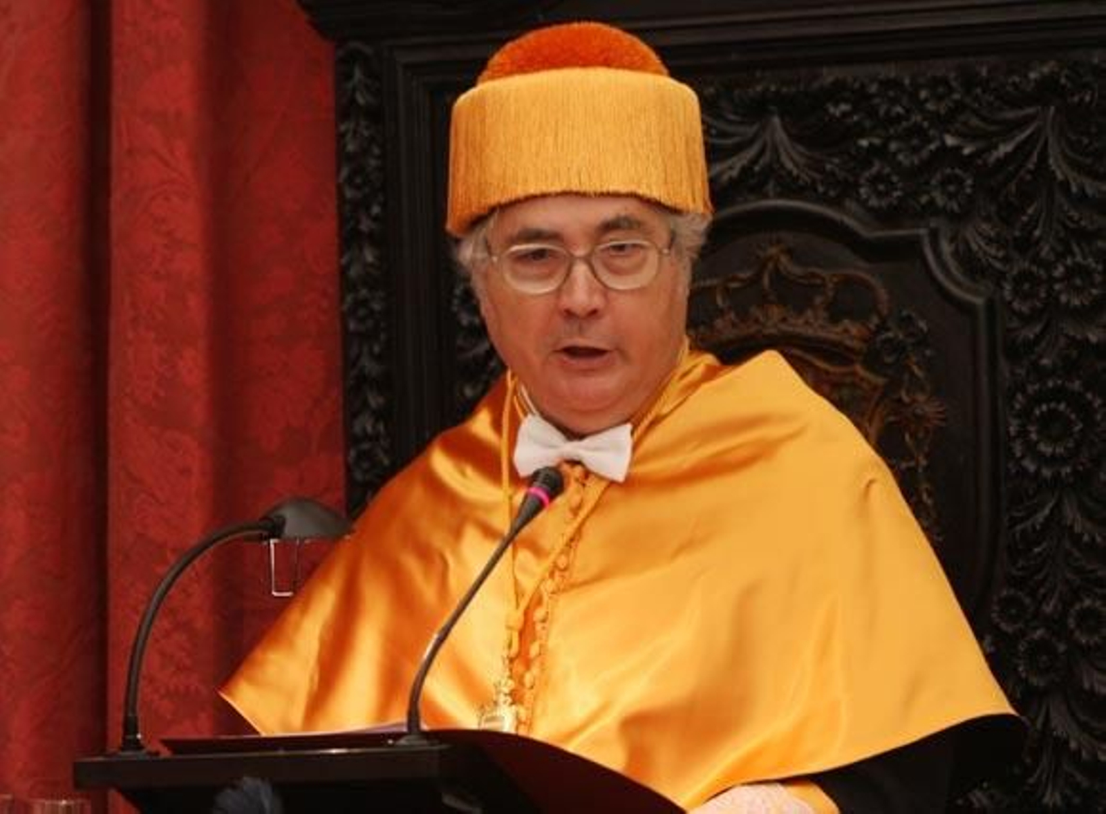 "El político y los partidos generan el sistema de corrupción"