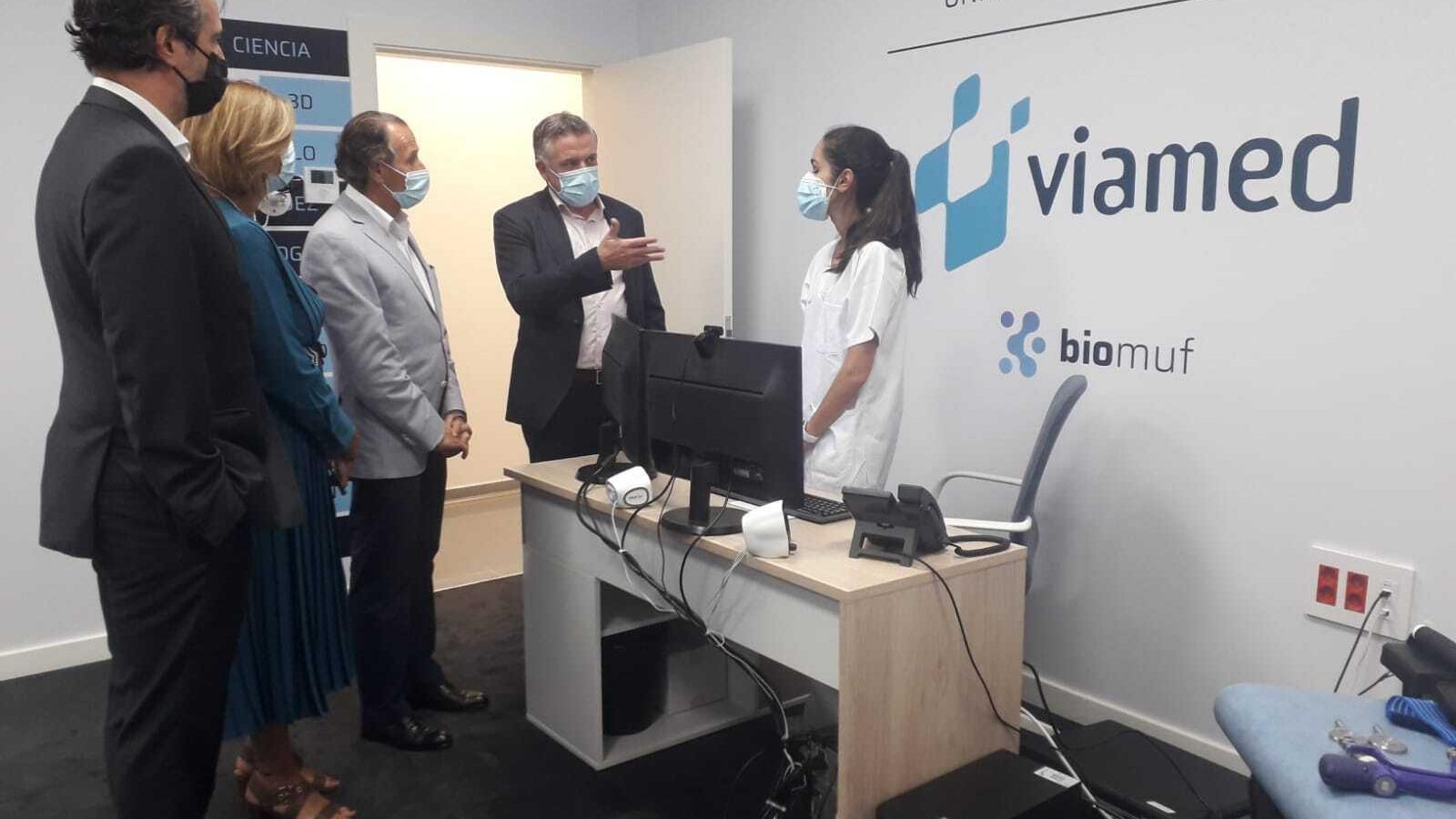 Los responsables municipales y de Viamed, ayer viernes durante la visita al centro.