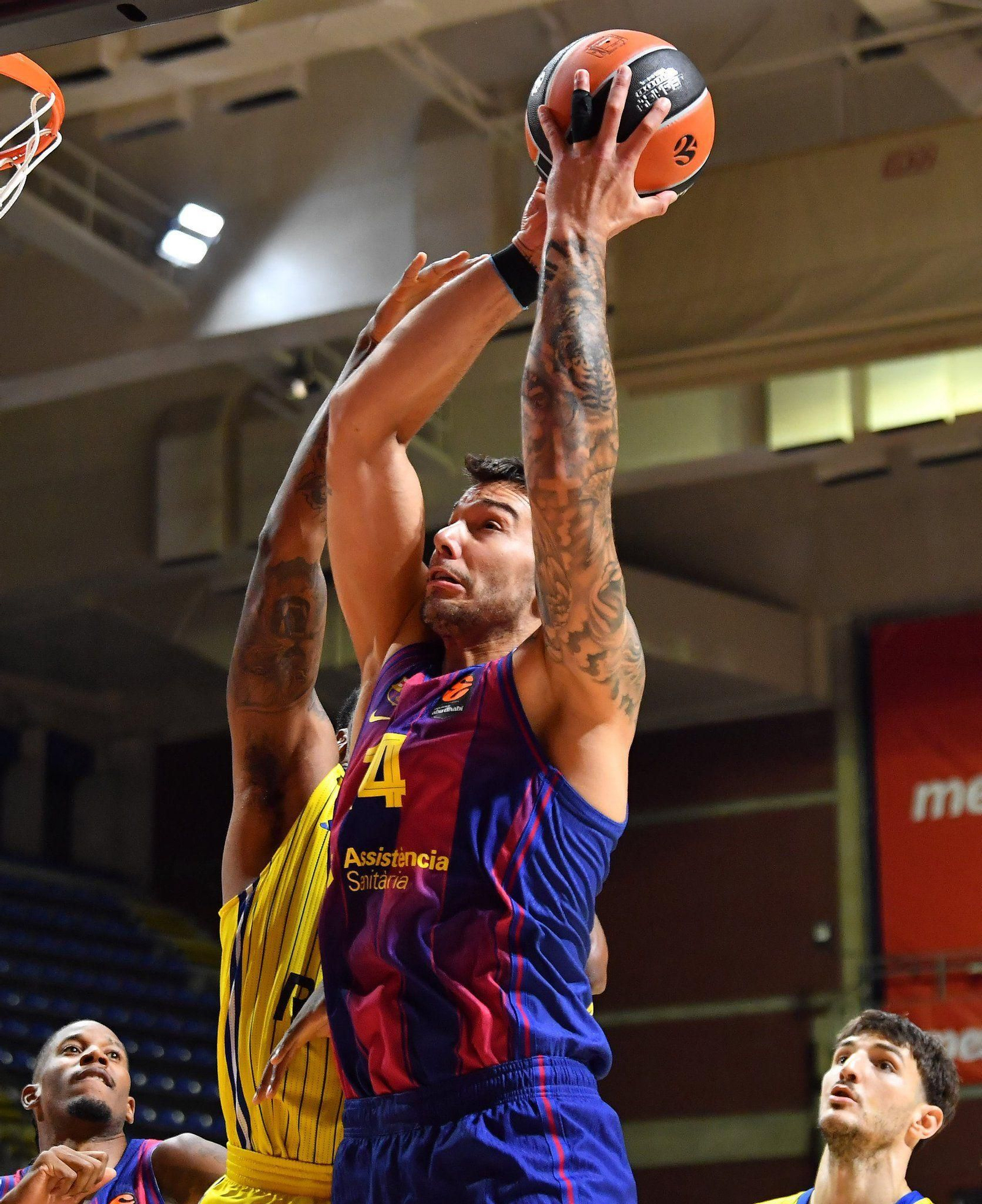 El Barça avisa al Unicaja con un contundente triunfo ante Maccabi (71-92)
