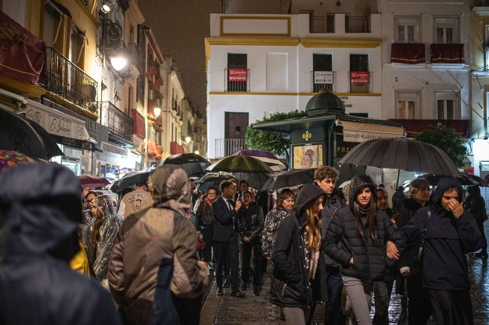 LLuvia de paraguas en Semana Santa en Sevillarafa