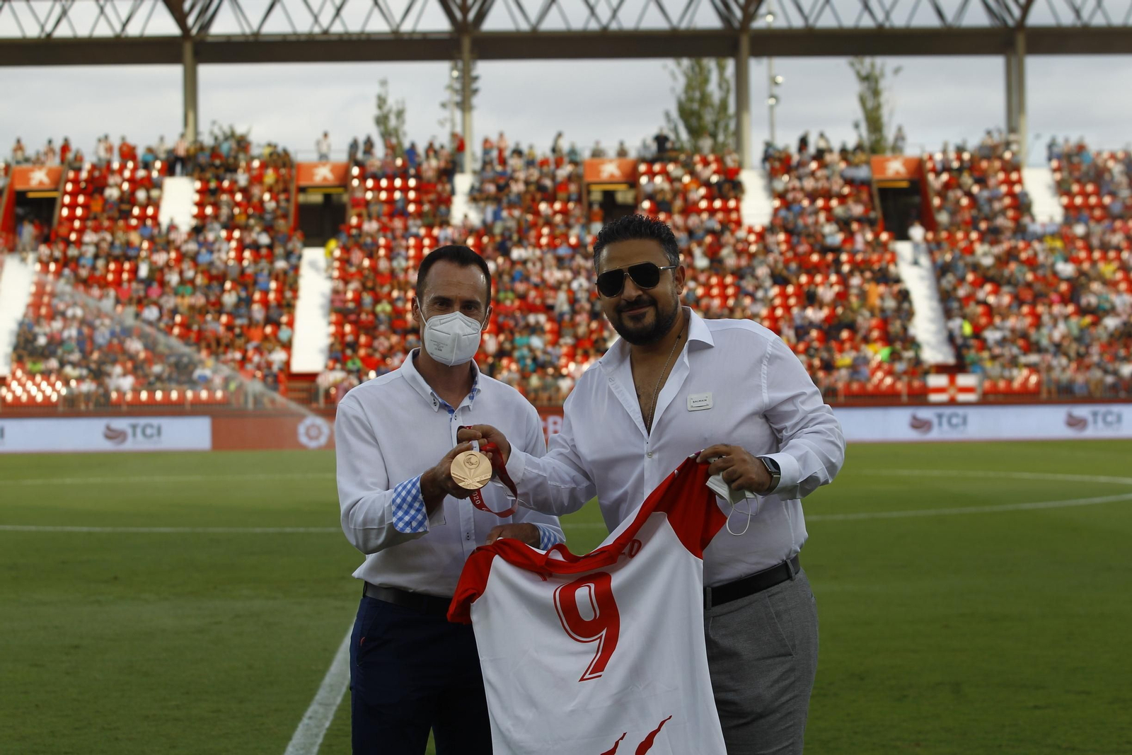 Jaramillo muestra su bronce y recoge su camiseta rojiblanca.