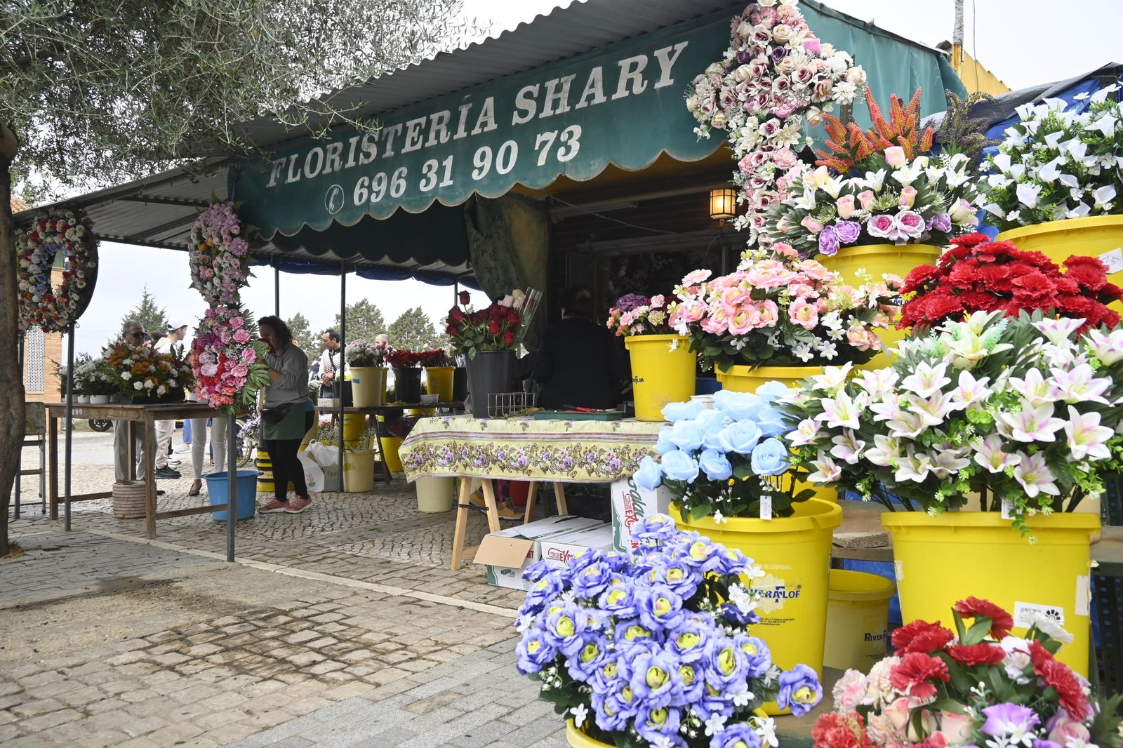 Ambiente en el cementerio de Huelva para el día de todos los Santos.
