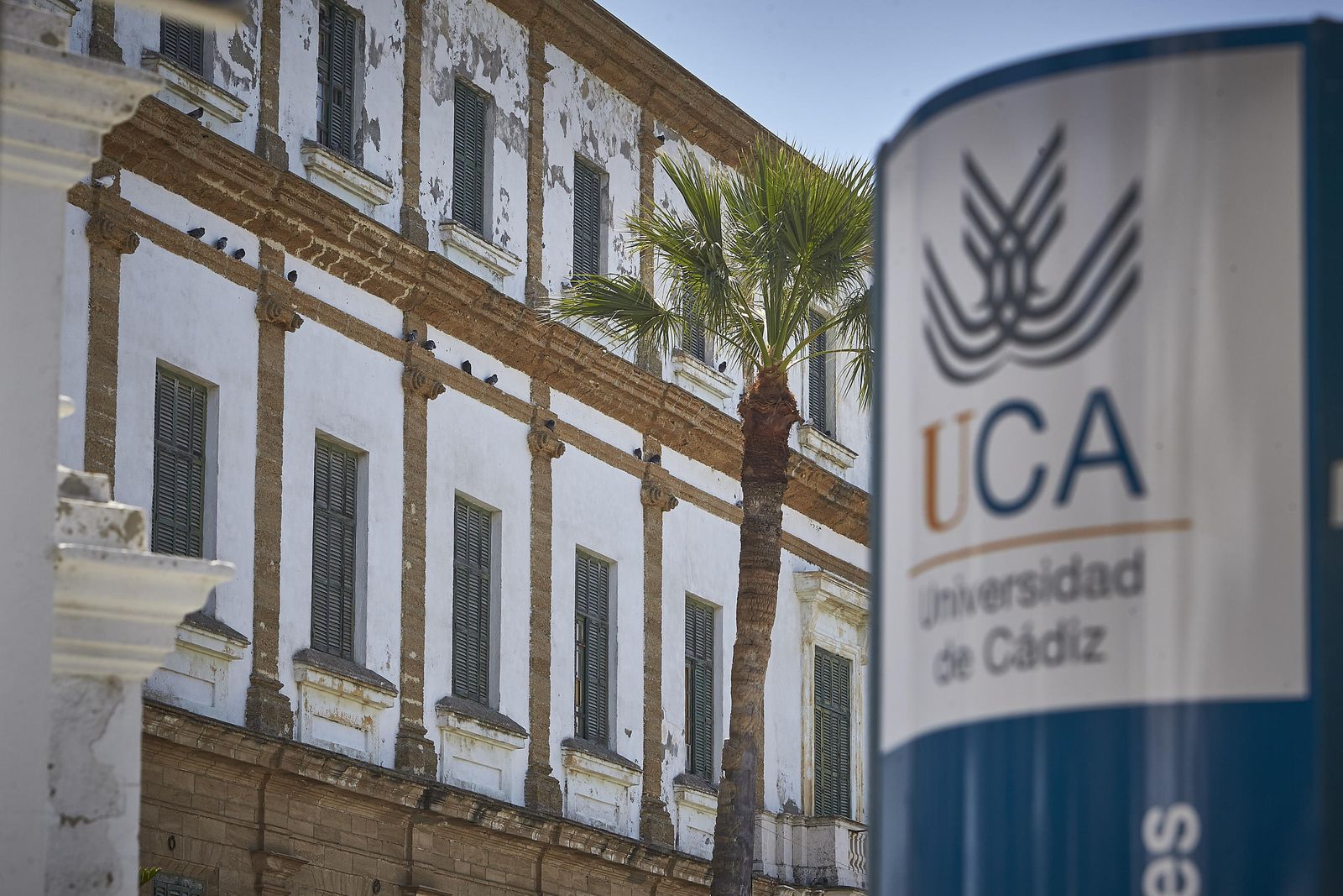 Logo de la UCA, en una señal colocada en la vía pública.