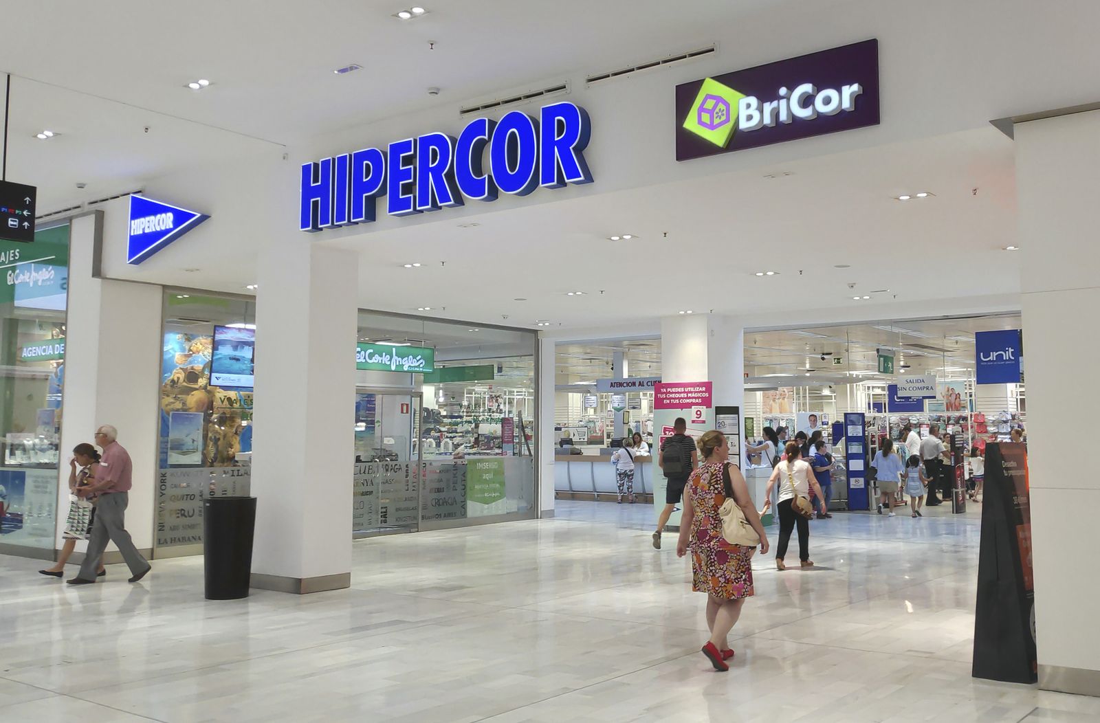 Las tiendas de Hipercor y BriCor en el centro comercial Los Arcos.