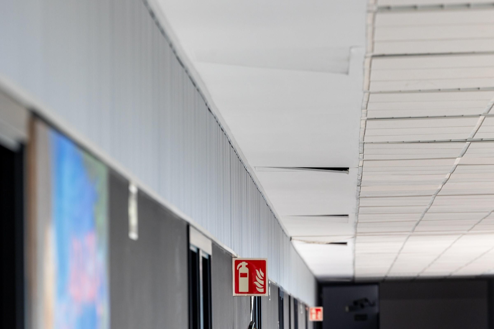 Placas desprendidas del techo en el pasillo de acceso a las instalaciones de ADACCA.