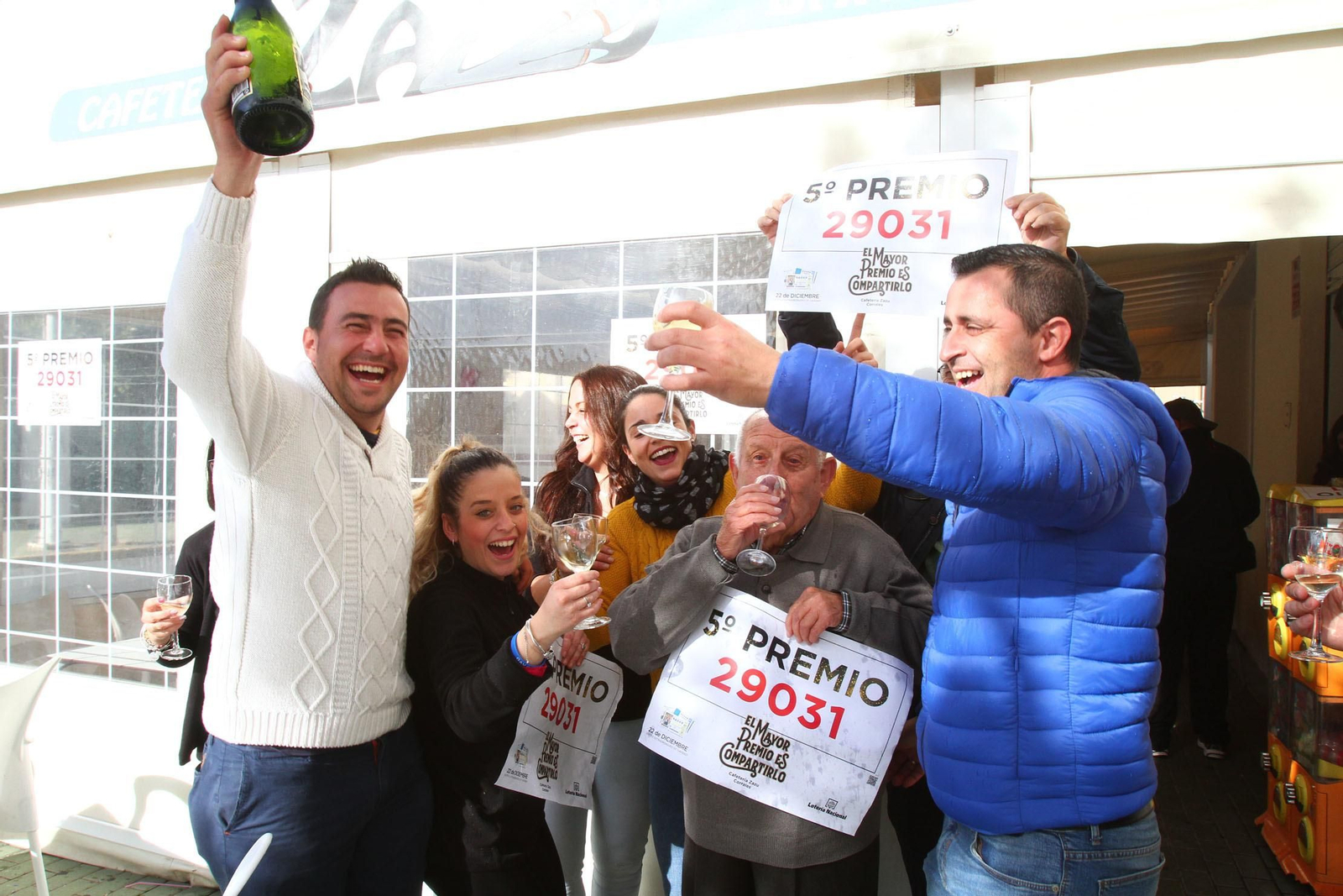 Alegría en Huelva tras tocar por primera vez el gordo en la capital.