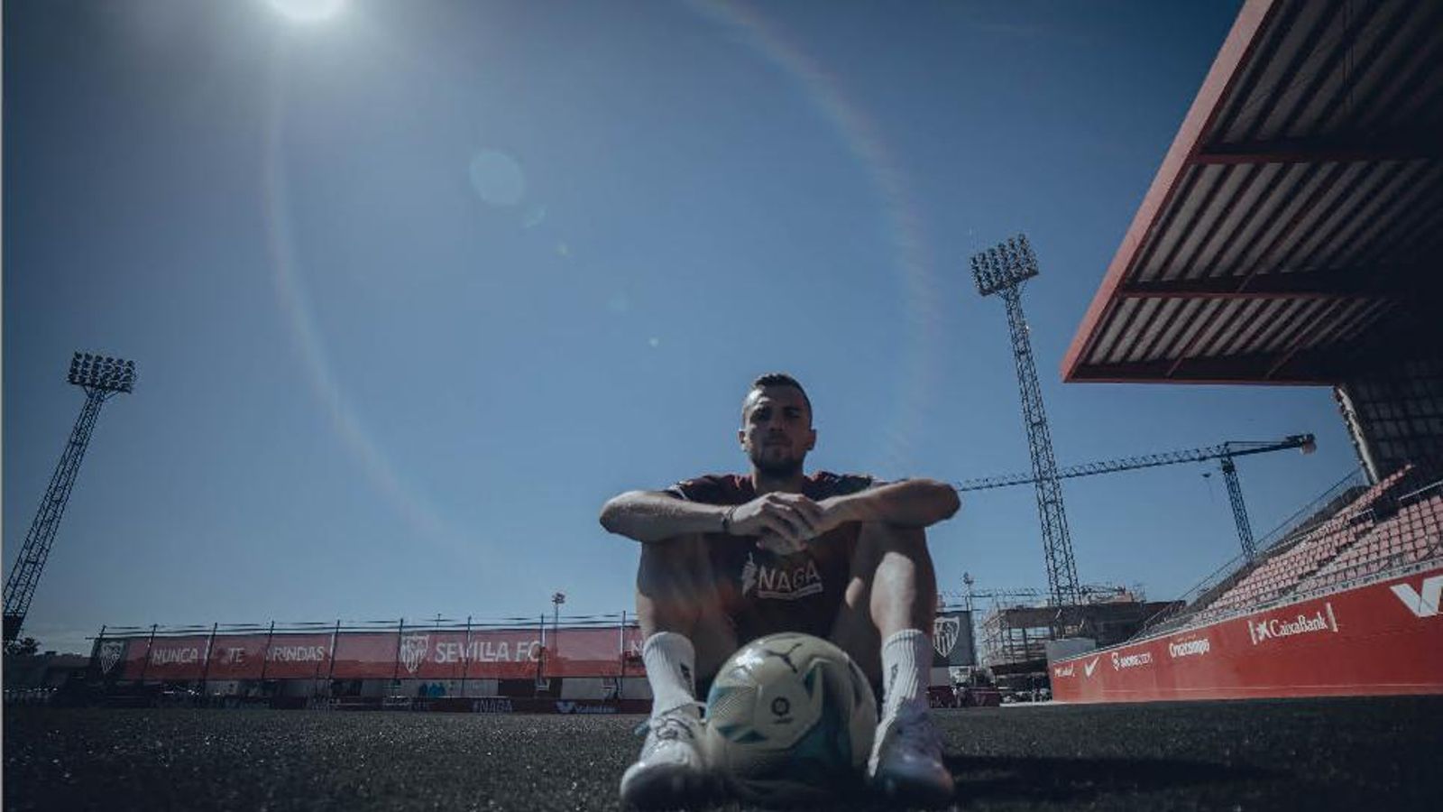 Jordán, sentado en el césped.