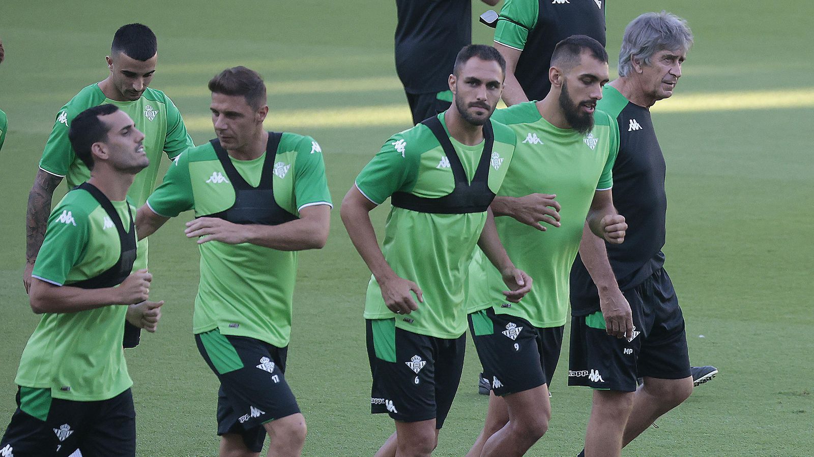 Juanmi, Joaquín, Víctor Ruiz y Borja Iglesias junto a Pellegrini.