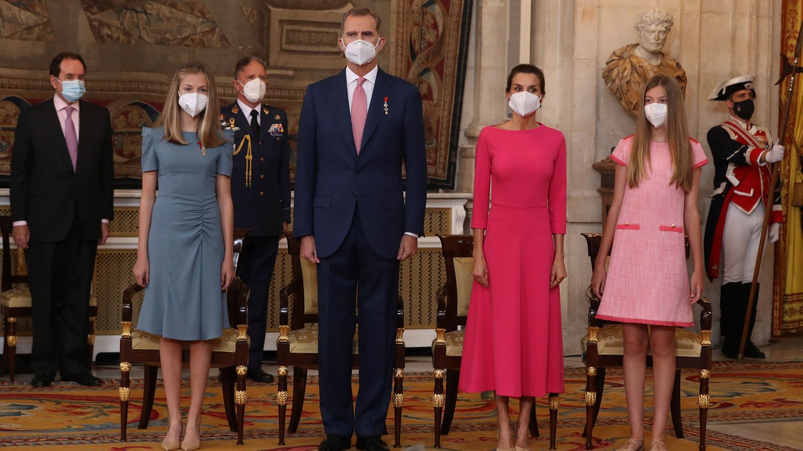 Los Reyes, con sus hijas, en el acto de este viernes en el Palacio Real.