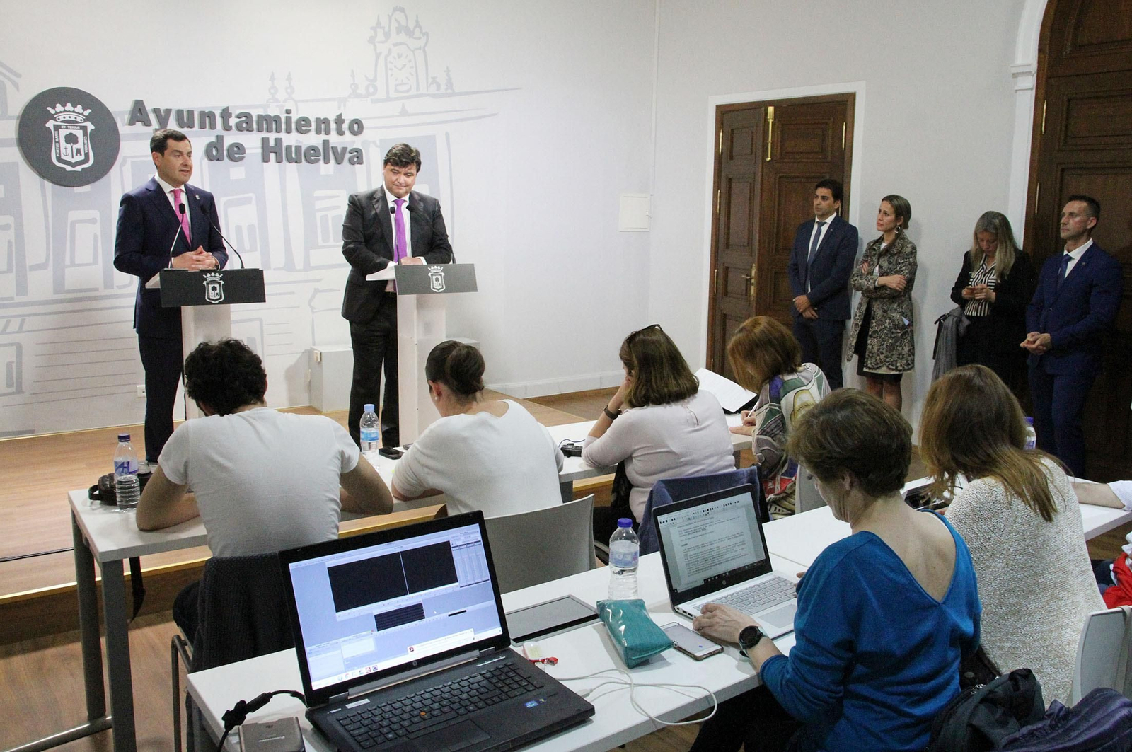 Juanma Moreno se reúne con Gabriel Cruz en el Ayuntamiento, en imágenes