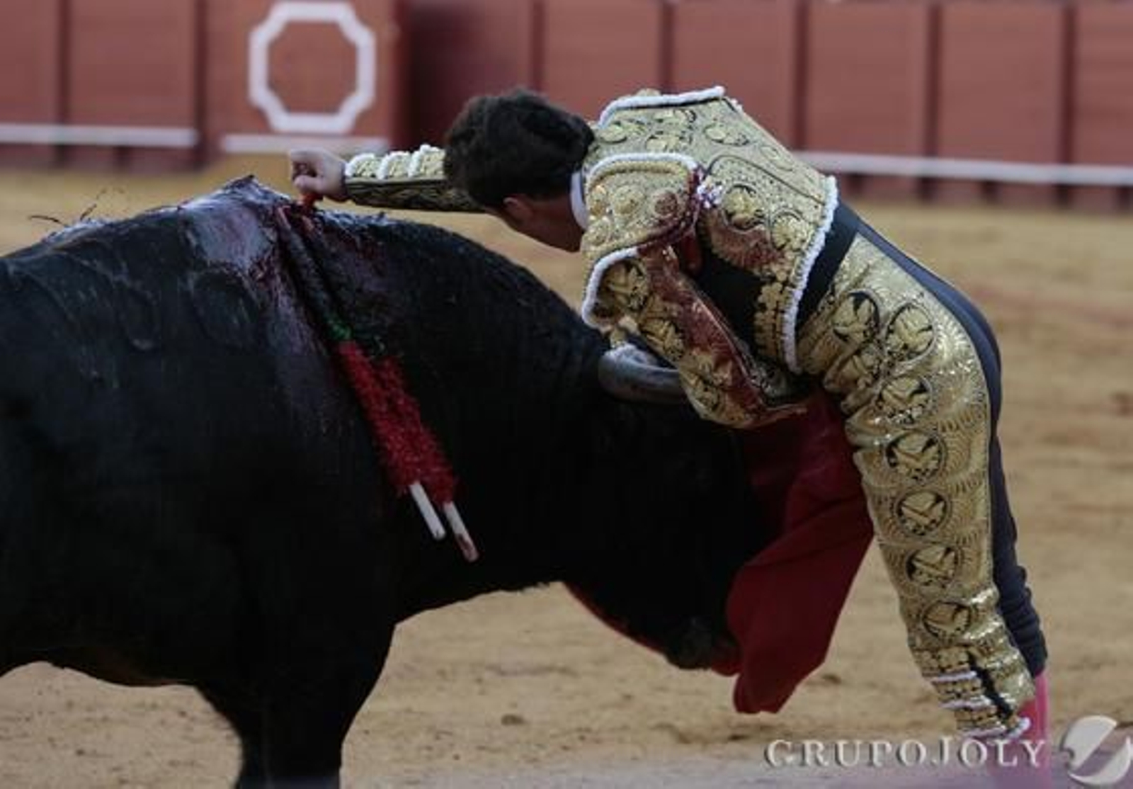 El Fandi da muerte al tercero de la tarde.

Foto: Juan Carlos Munoz