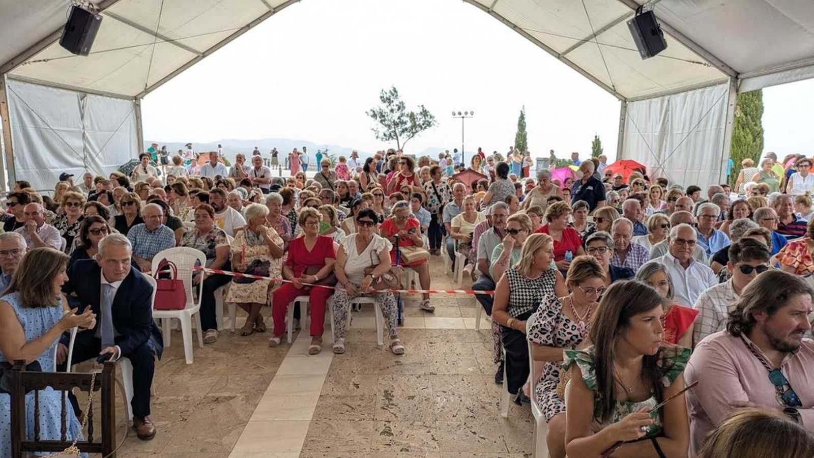 Una gran carpa acogió los actos litúrgicos mientras el santuario continúa en obras.