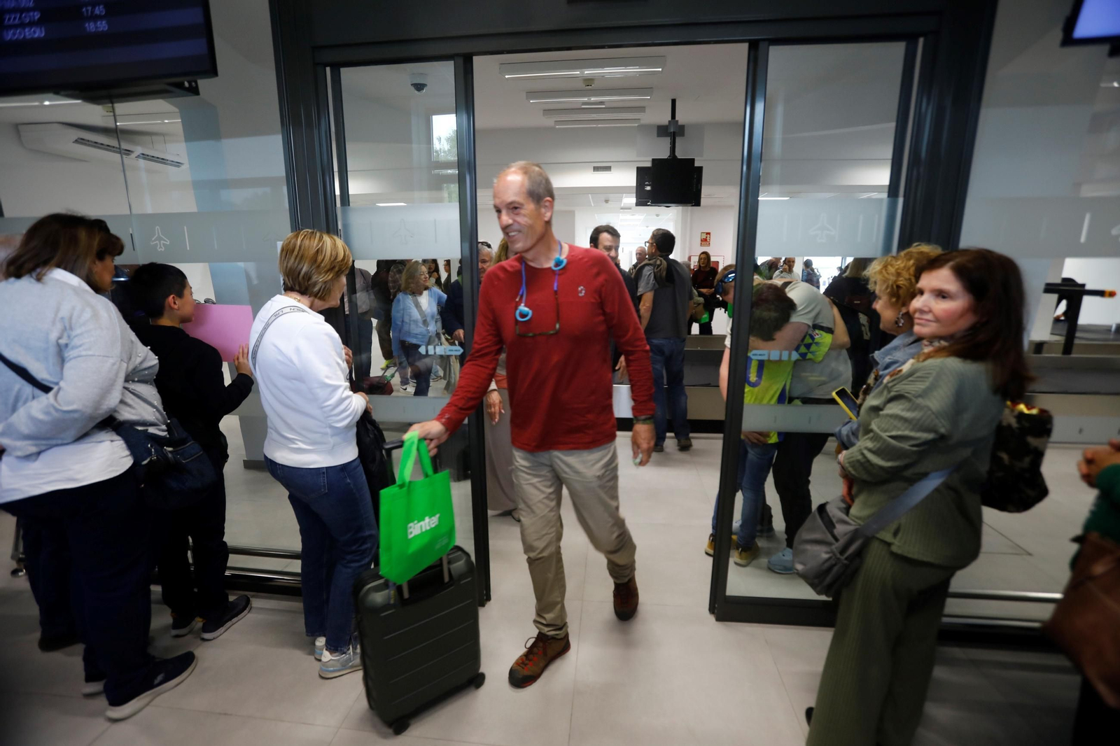 El aeropuerto de Córdoba recibe el primer vuelo de Binter desde Canarias, en imágenes