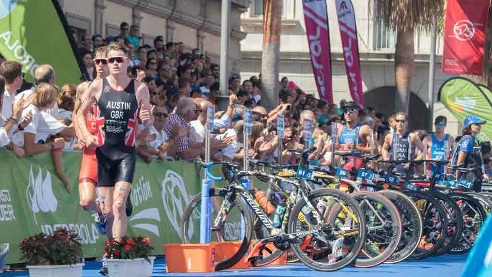 Corredores pasan por la Gran Vía de la capital en el Mundial de Triatlón de 2017
